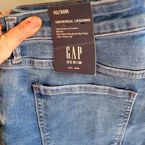 NWT! Gap Universal Legging Jean's size 10 Regular.